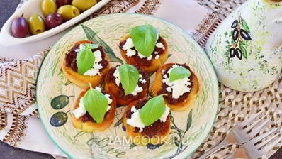 тосты с оливковой пастой и сыром фета