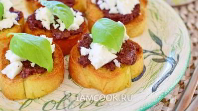 тосты с оливковой пастой и сыром фета
