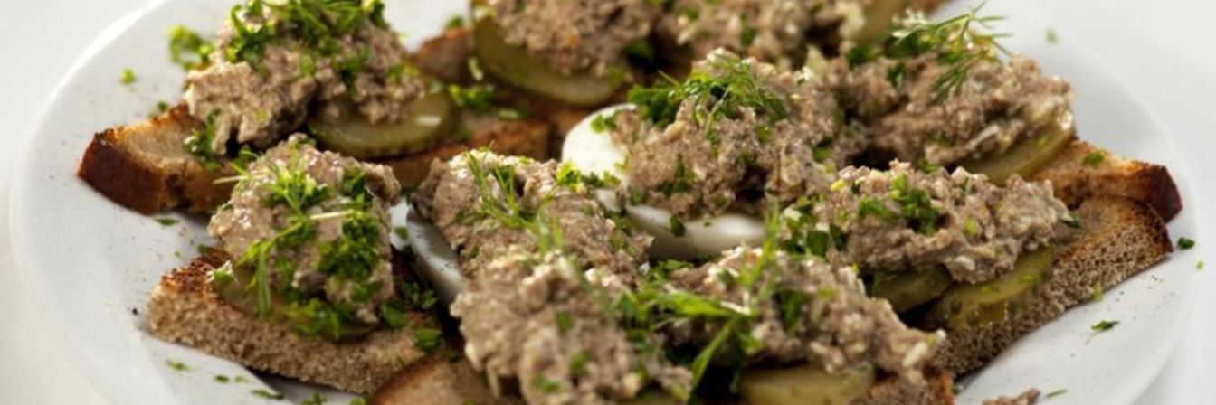 Тосты с паштетом из говяжьей печенки