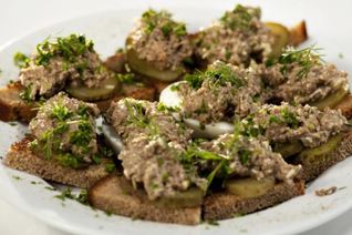 Тосты с паштетом из говяжьей печенки