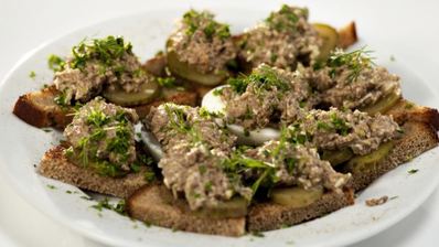 тосты с паштетом из говяжьей печенки