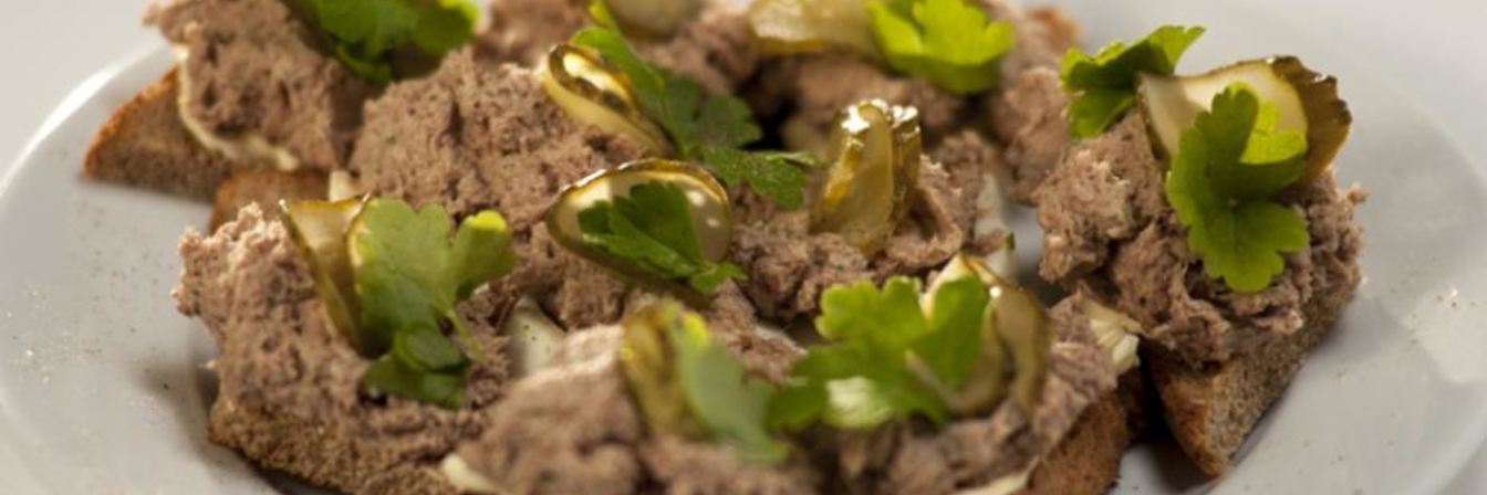 Тосты с паштетом из говяжьей тушенки