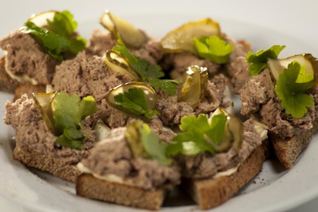 Тосты с паштетом из говяжьей тушенки