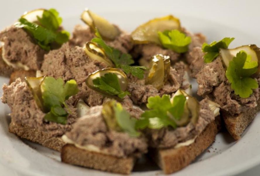 Тосты с паштетом из говяжьей тушенки