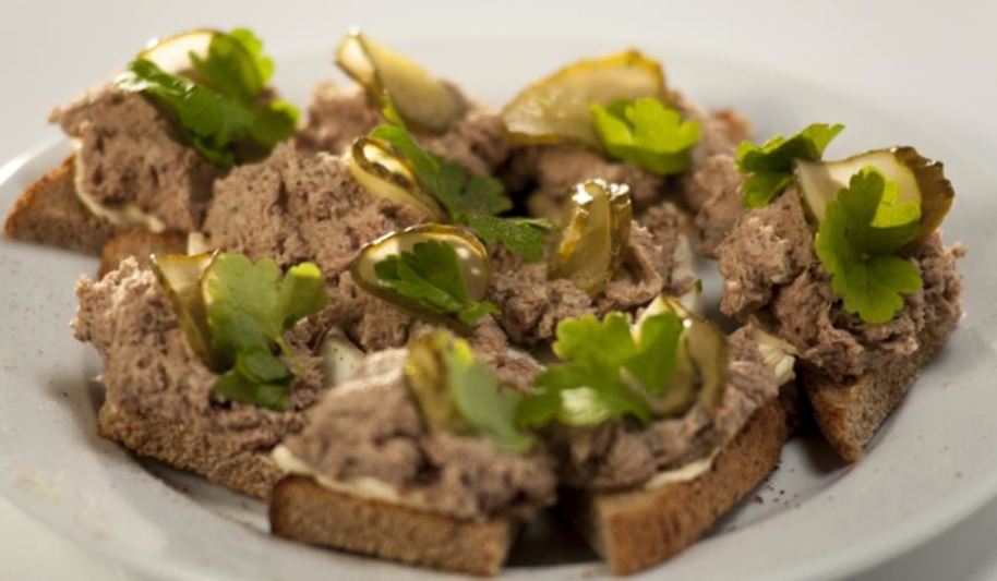 Рецепт тостов с паштетом из говяжьей тушенки