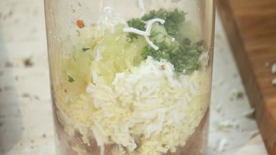 тосты с паштетом из говяжьей тушенки