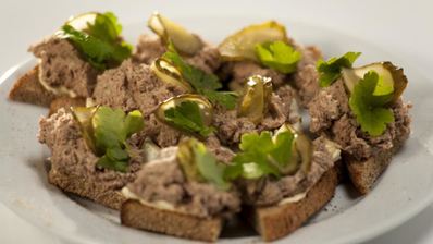 тосты с паштетом из говяжьей тушенки