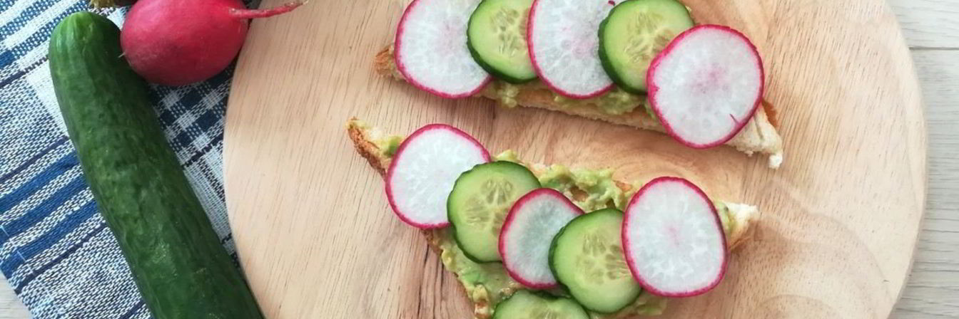 Тосты с пастой из авокадо, огурцом и редисом