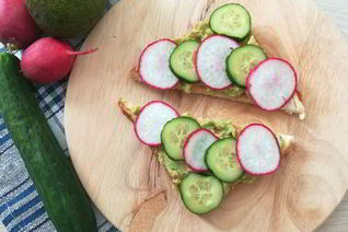 Тосты с пастой из авокадо, огурцом и редисом