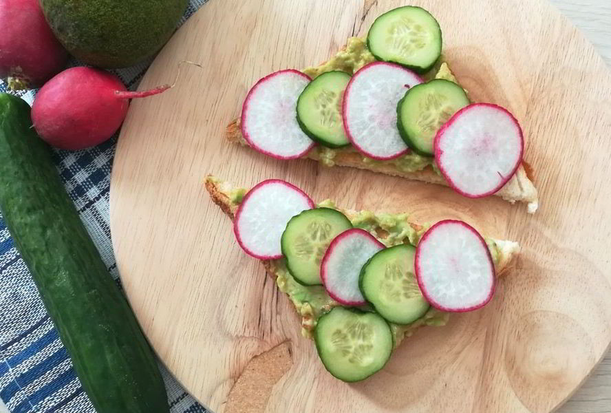 Тосты с пастой из авокадо, огурцом и редисом