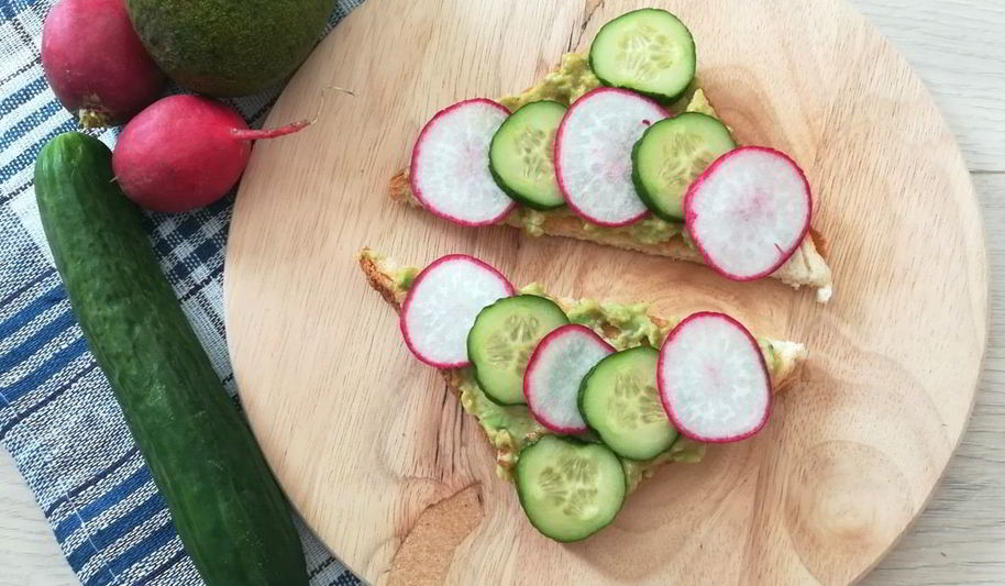 Рецепт тостов с пастой из авокадо, огурцом и редисом