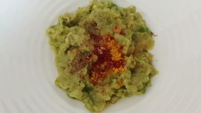 тосты с пастой из авокадо, огурцом и редисом