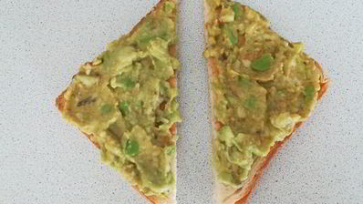 тосты с пастой из авокадо, огурцом и редисом