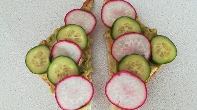 тосты с пастой из авокадо, огурцом и редисом