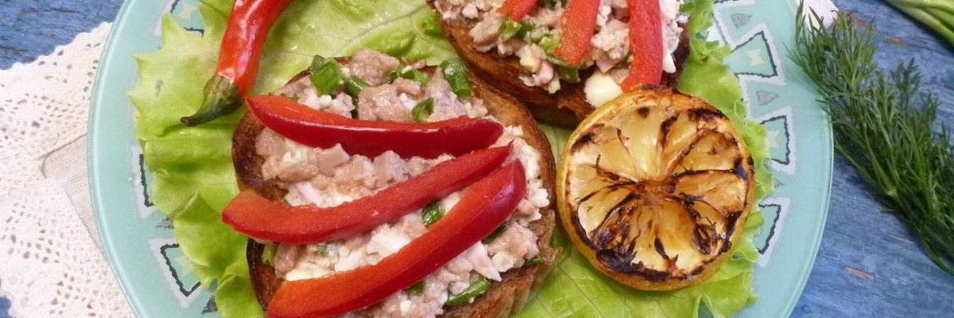 Тосты с печенью налима и сладким перцем