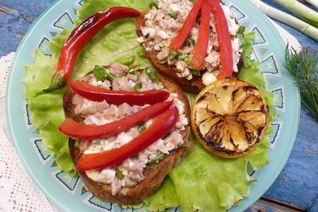 Тосты с печенью налима и сладким перцем