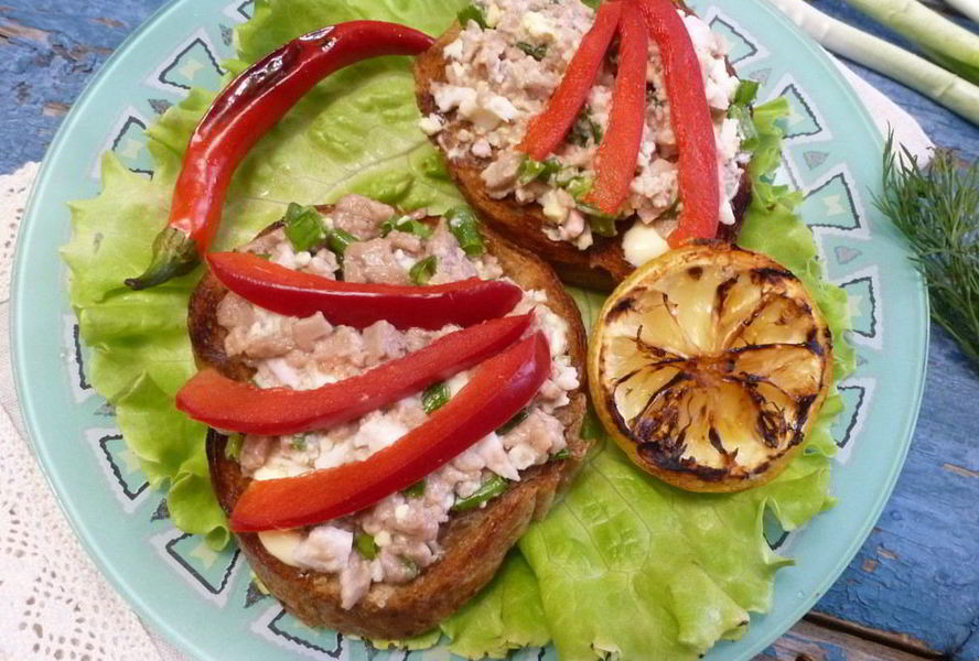 Тосты с печенью налима и сладким перцем