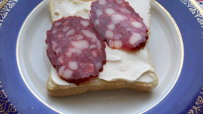 тосты с плавленным сыром и копченой колбасой