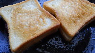 тосты с плавленным сыром и копченой колбасой