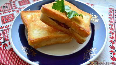 тосты с плавленным сыром и копченой колбасой