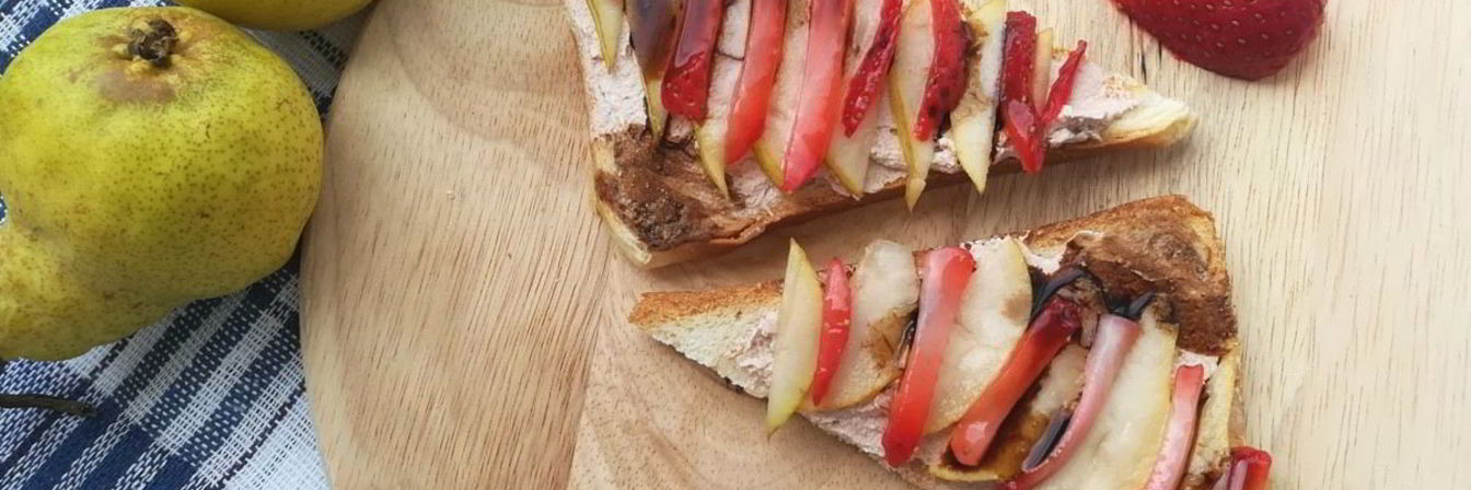 Тосты с рикоттой, грушей и клубникой