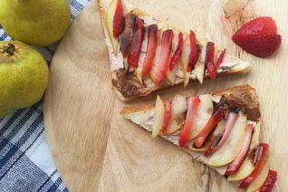 Тосты с рикоттой, грушей и клубникой