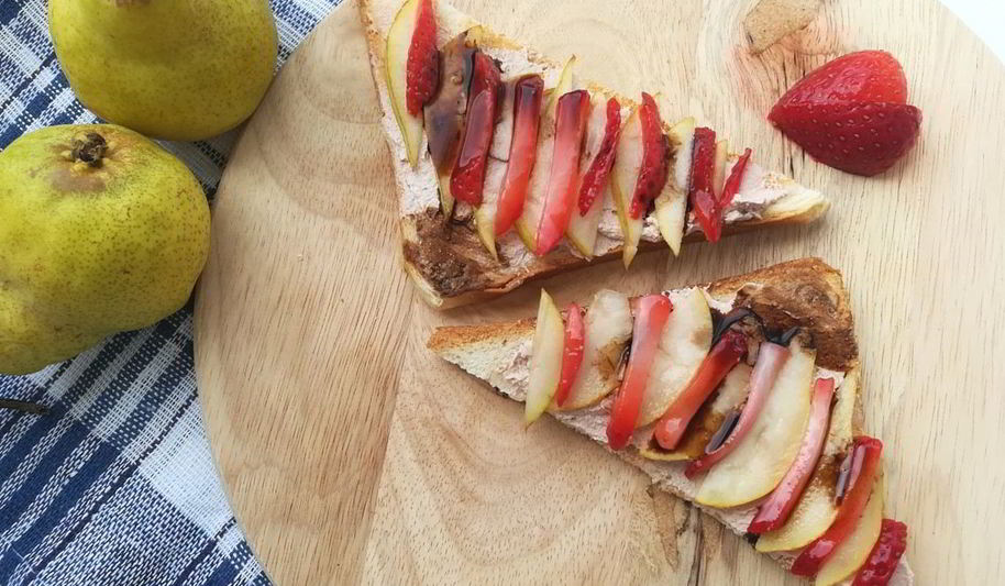 Рецепт тостов с рикоттой, грушей и клубникой