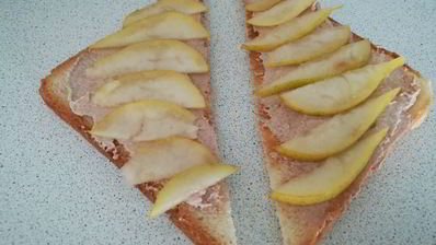 тосты с рикоттой, грушей и клубникой