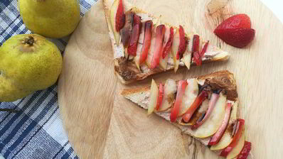 тосты с рикоттой, грушей и клубникой