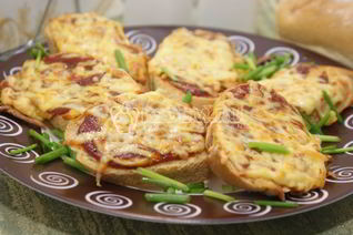 Тосты с томатным соусом и сыром