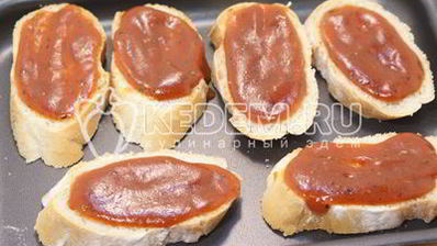 тосты с томатным соусом и сыром