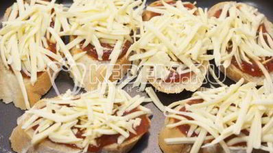тосты с томатным соусом и сыром
