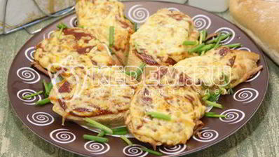 тосты с томатным соусом и сыром