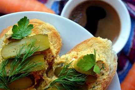 Тосты с творожно-овощной пастой