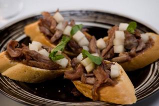 Тосты с уткой и грушей