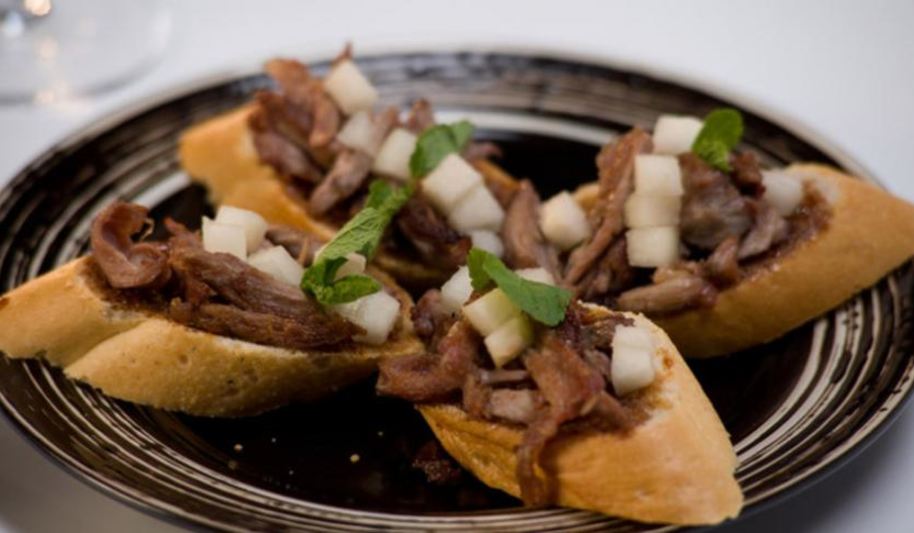 Рецепт тостов с уткой и грушей