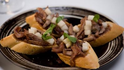 тосты с уткой и грушей