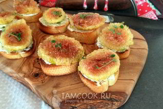 Тосты со сливочным сыром и свежим инжиром
