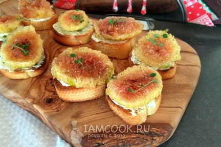 Тосты со сливочным сыром и свежим инжиром