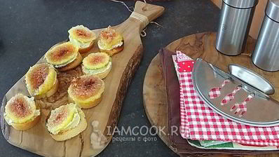 тосты со сливочным сыром и свежим инжиром