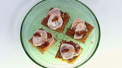 запеченные тосты с козьим сыром