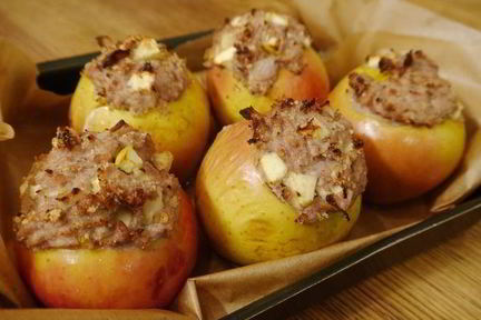 Яблоки, фаршированные телятиной