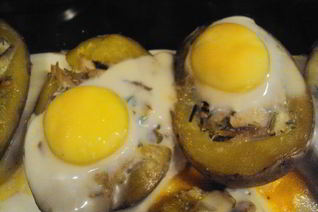 Фаршированный картофель с глазуньей