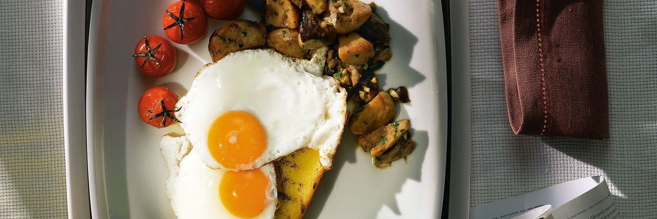 Глазунья с белыми грибами и печеными помидорами