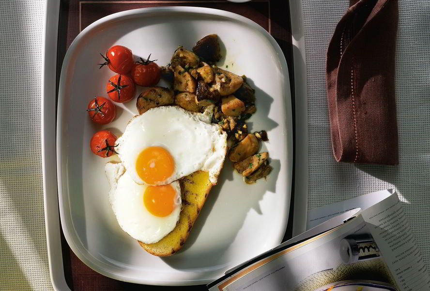 Глазунья с белыми грибами и печеными помидорами