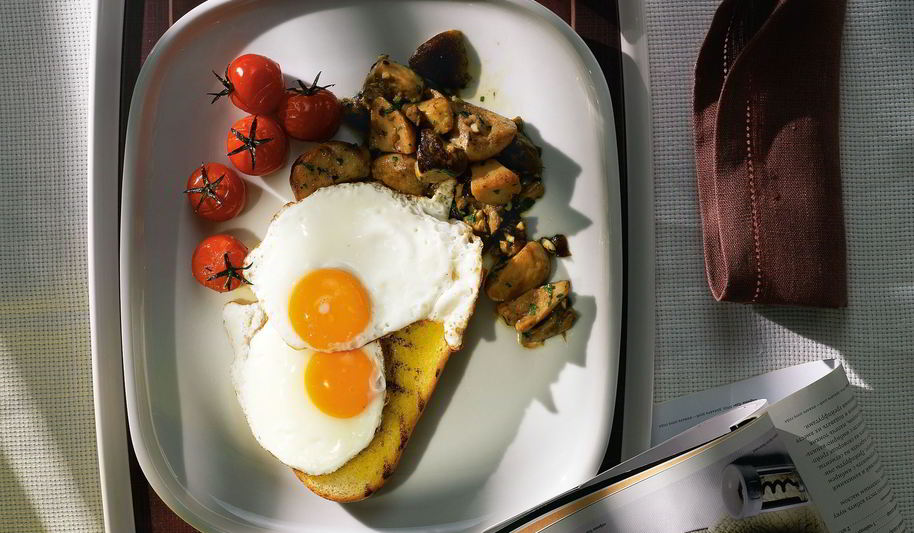 Рецепт глазуньи с белыми грибами и печеными помидорами