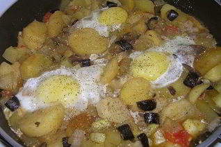 Картофель с шампиньонами и яичницей-глазуньей