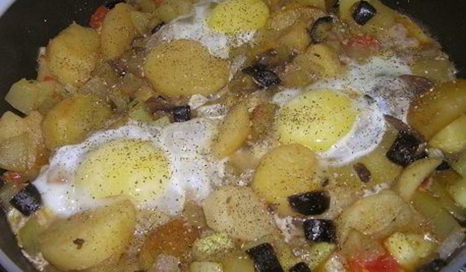 Рецепт картофеля с шампиньонами и яичницей-глазуньей