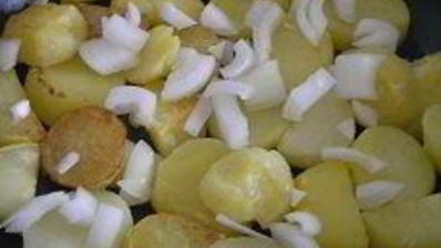 картофель с шампиньонами и яичницей-глазуньей