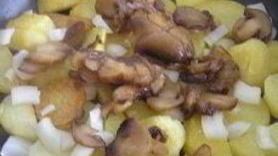 картофель с шампиньонами и яичницей-глазуньей